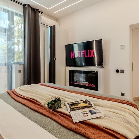 Luxury Living: Smart 2Br Apartment At Unirii Square Бухарест Экстерьер фото