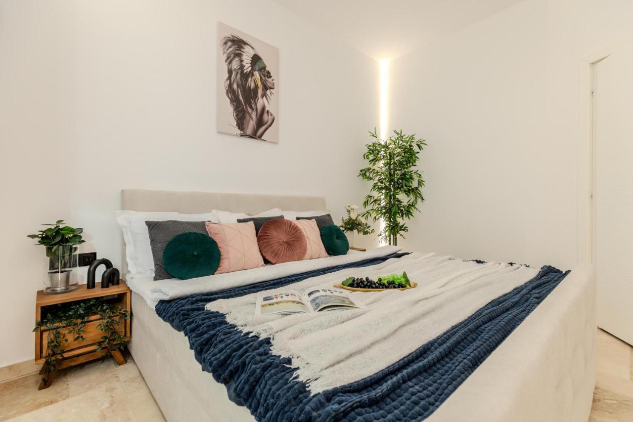 Luxury Living: Smart 2Br Apartment At Unirii Square Бухарест Экстерьер фото