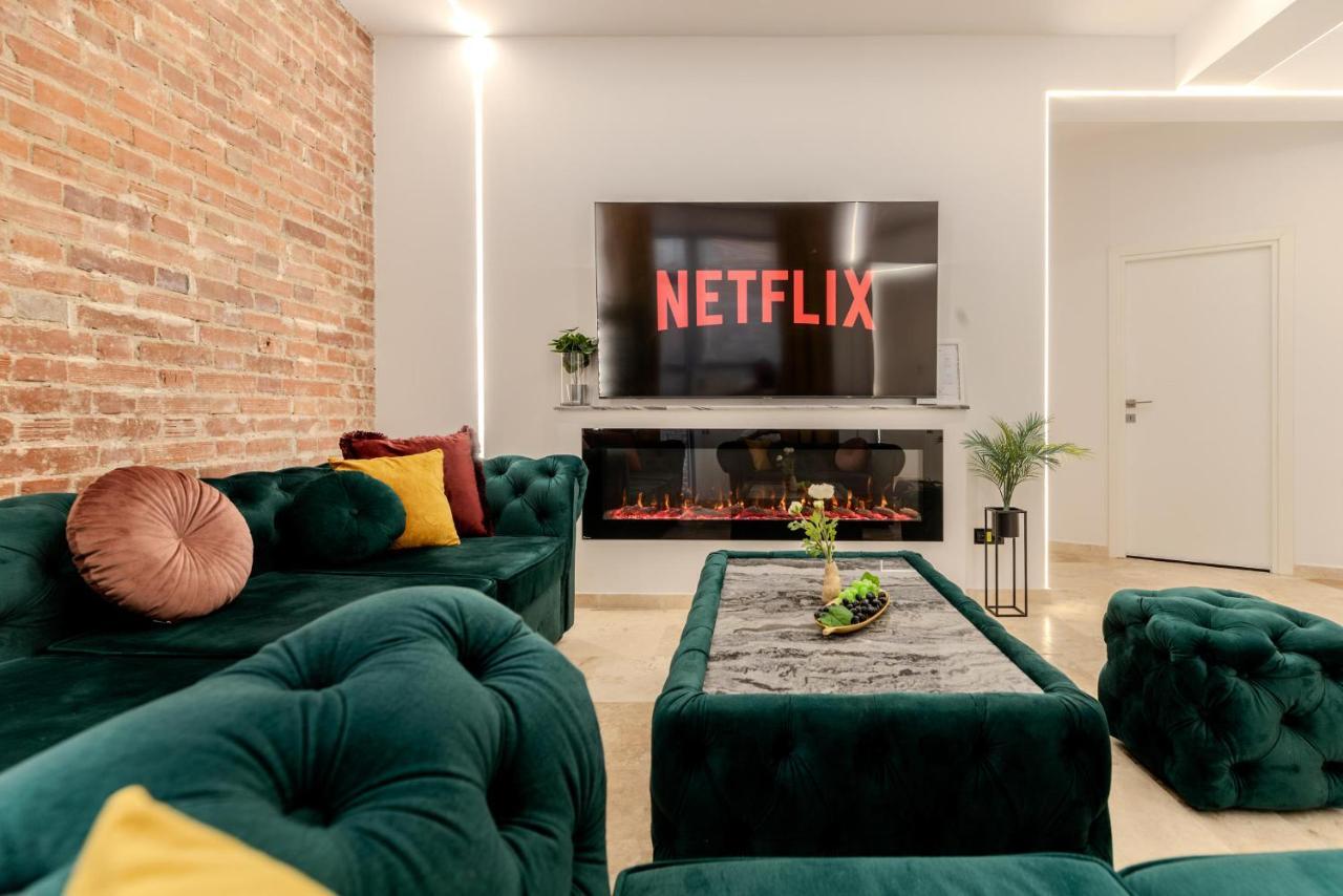 Luxury Living: Smart 2Br Apartment At Unirii Square Бухарест Экстерьер фото