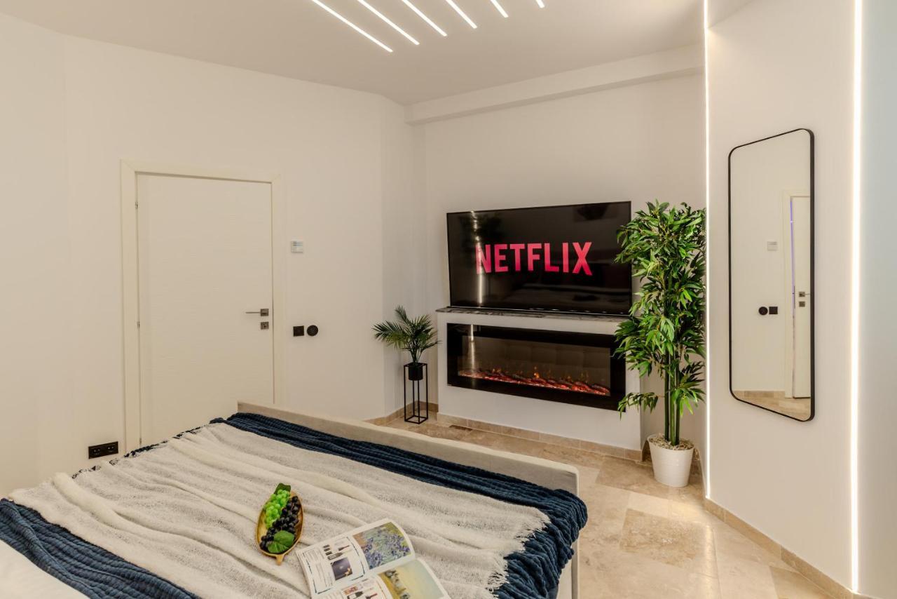 Luxury Living: Smart 2Br Apartment At Unirii Square Бухарест Экстерьер фото