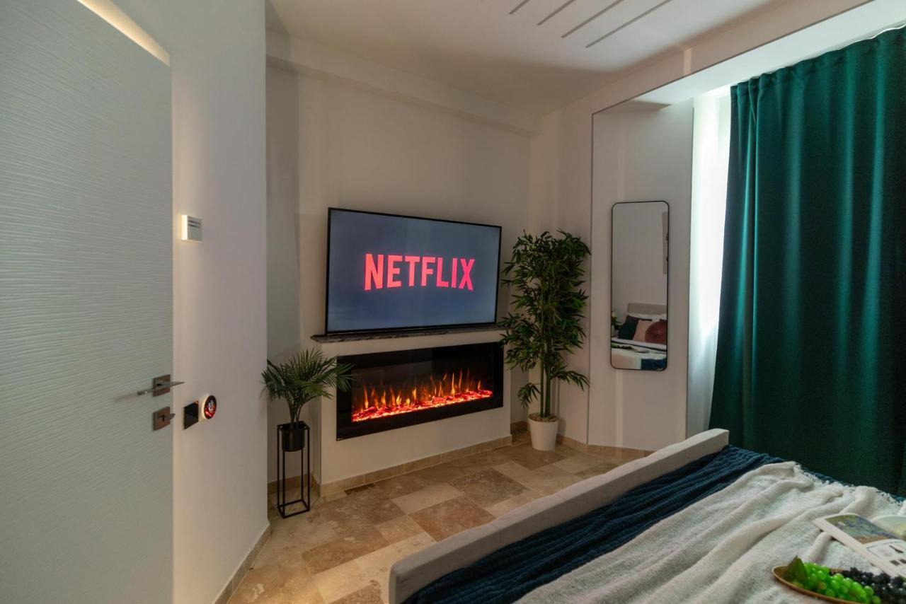 Luxury Living: Smart 2Br Apartment At Unirii Square Бухарест Экстерьер фото