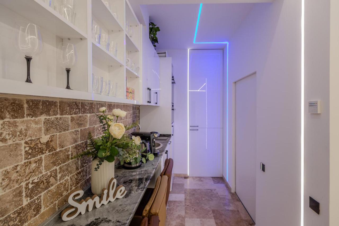 Luxury Living: Smart 2Br Apartment At Unirii Square Бухарест Экстерьер фото