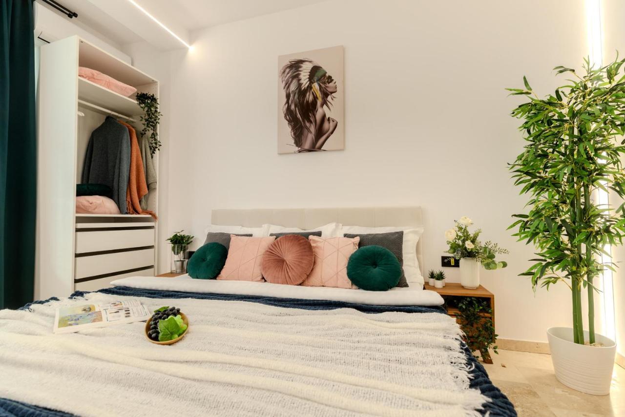Luxury Living: Smart 2Br Apartment At Unirii Square Бухарест Экстерьер фото