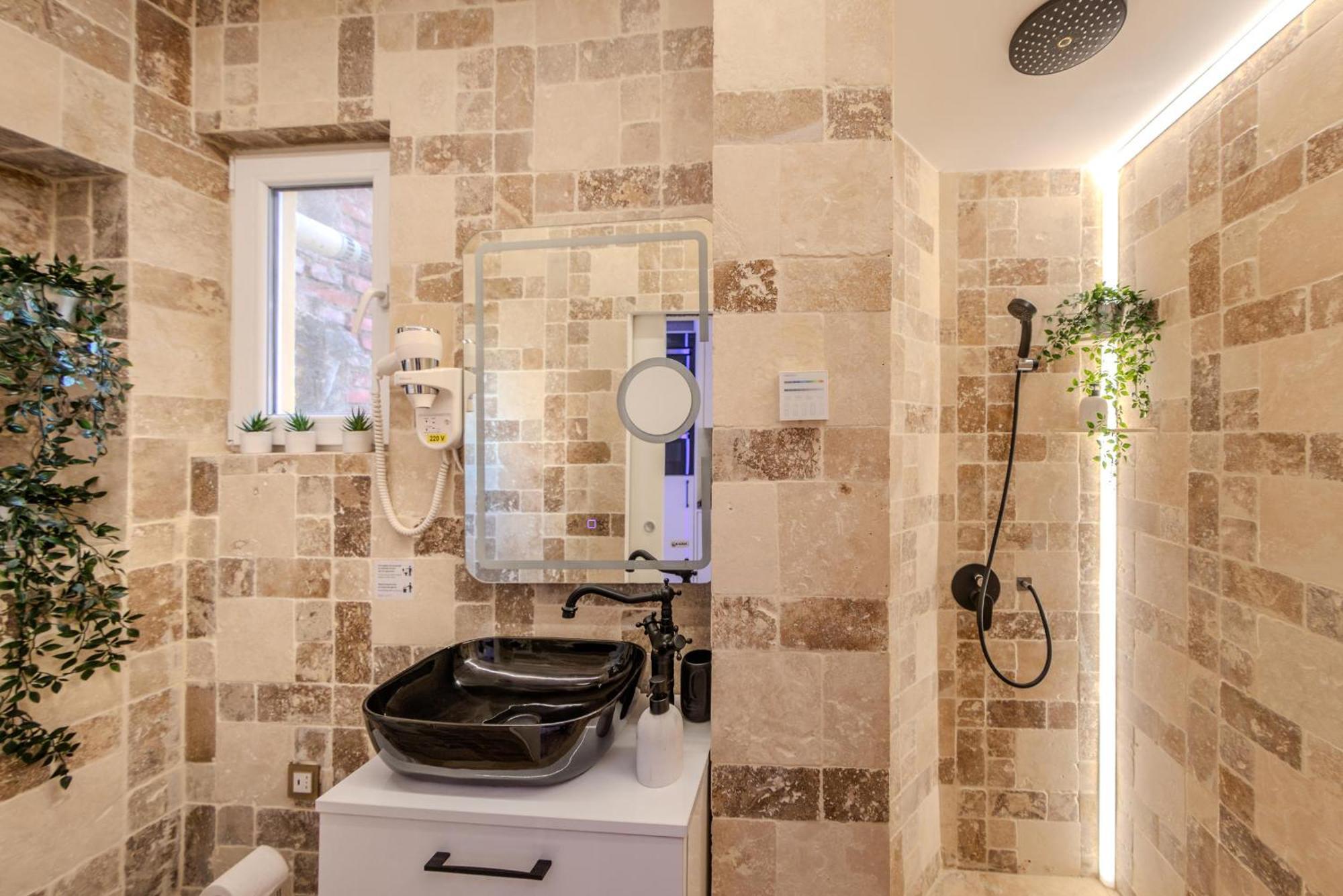 Luxury Living: Smart 2Br Apartment At Unirii Square Бухарест Экстерьер фото