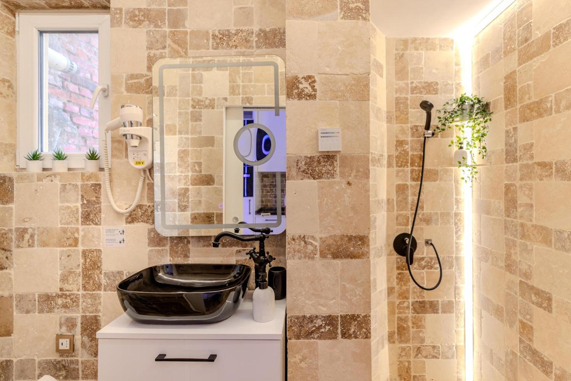 Luxury Living: Smart 2Br Apartment At Unirii Square Бухарест Экстерьер фото