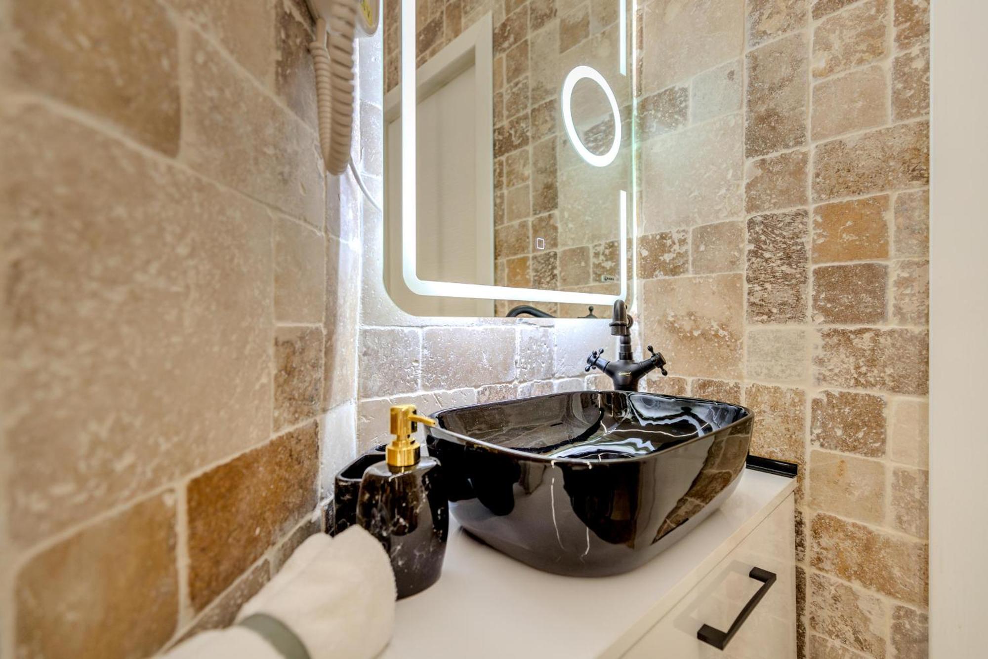 Luxury Living: Smart 2Br Apartment At Unirii Square Бухарест Экстерьер фото