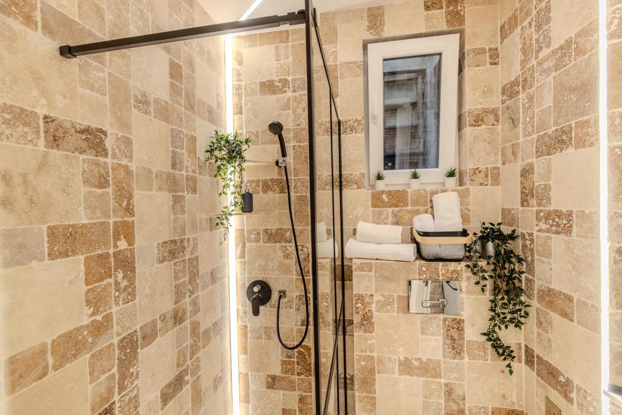Luxury Living: Smart 2Br Apartment At Unirii Square Бухарест Экстерьер фото
