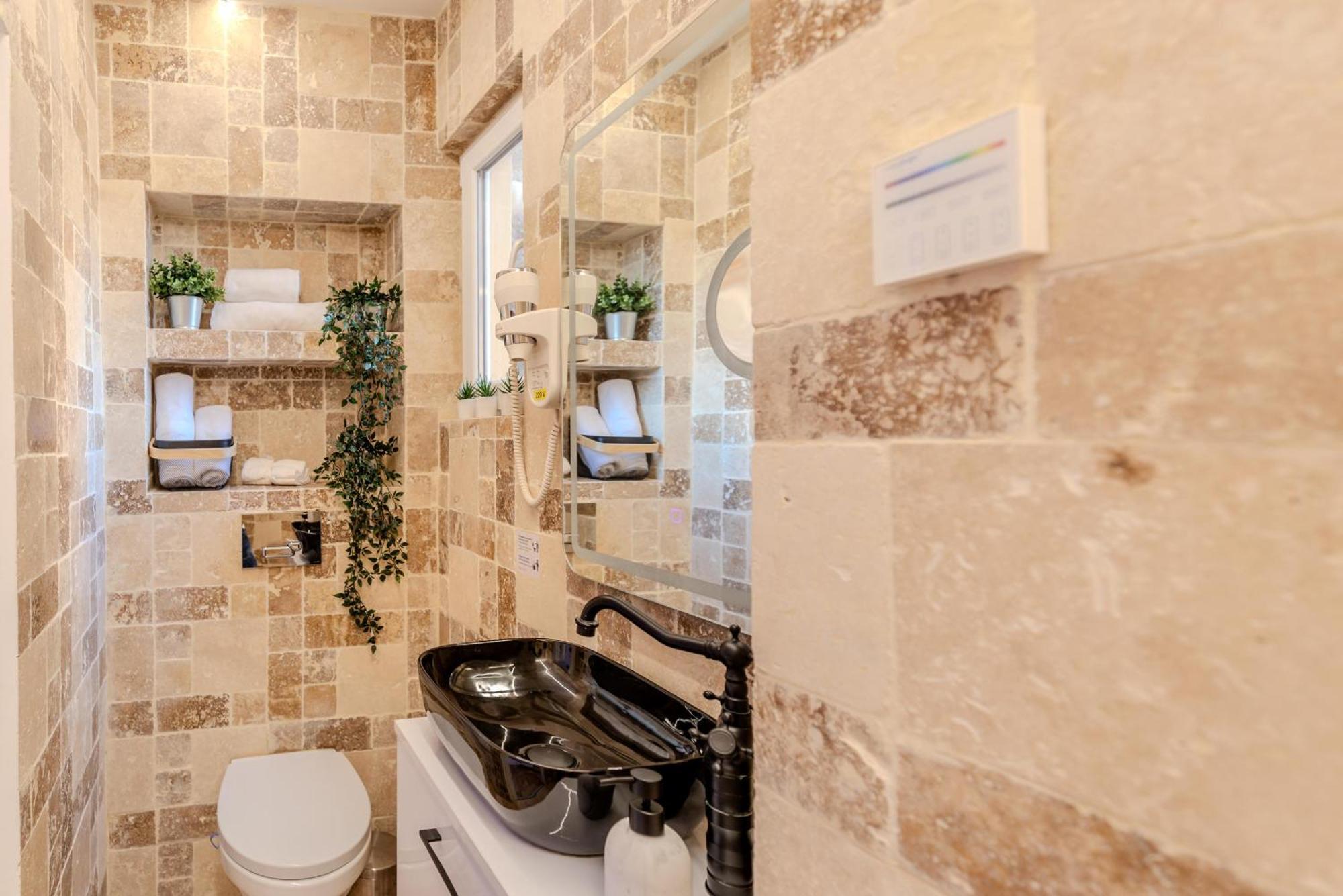 Luxury Living: Smart 2Br Apartment At Unirii Square Бухарест Экстерьер фото